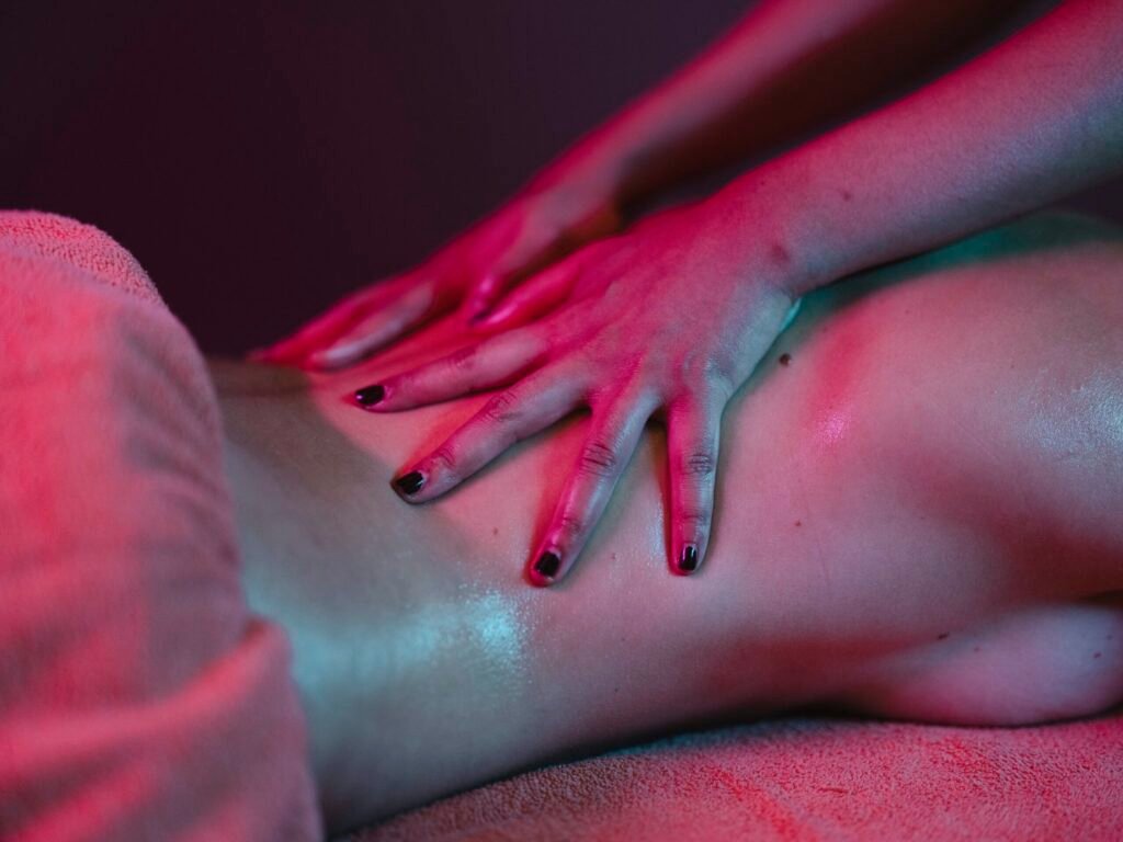 Terapeuta aplicando Massagem Erótica em Lisboa no Royal Therapy Spa.