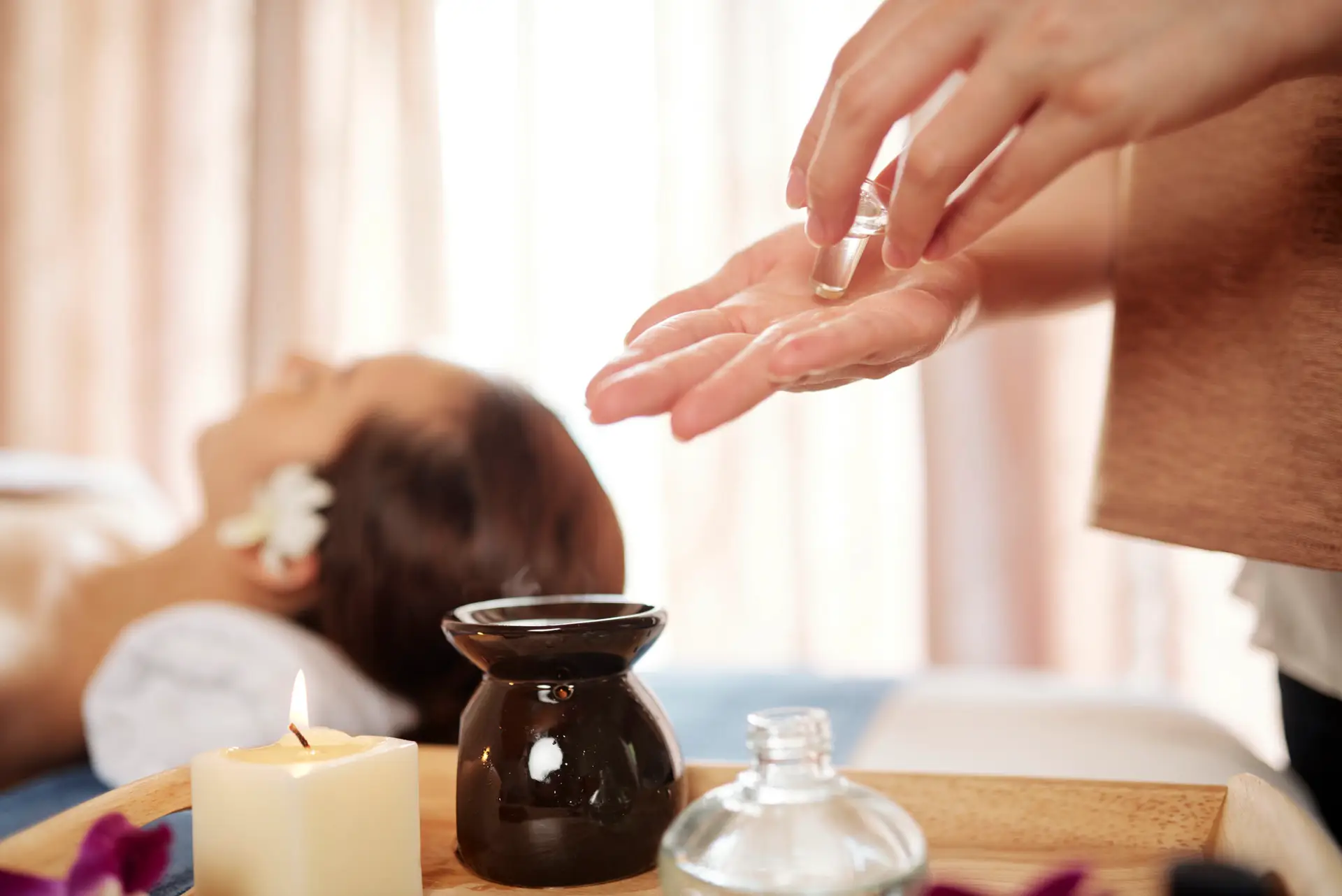 Massagens Fora do Royal – Bem-Estar Onde Estiveres 1 Preparação de ambiente de hotel para massagens fora do Royal Therapy Spa com conforto e cuidado.