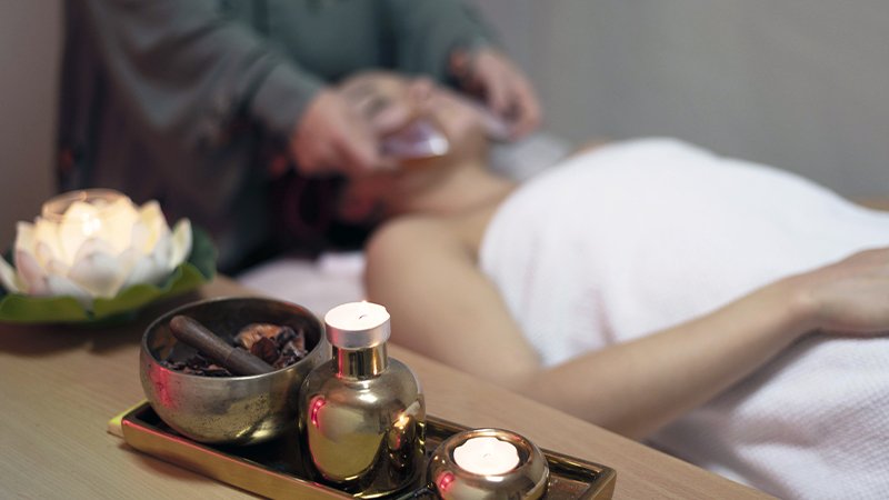 Motorista do serviço de transportes para massagens sensuais do Royal Therapy Spa recebendo o cliente com discrição e elegância.