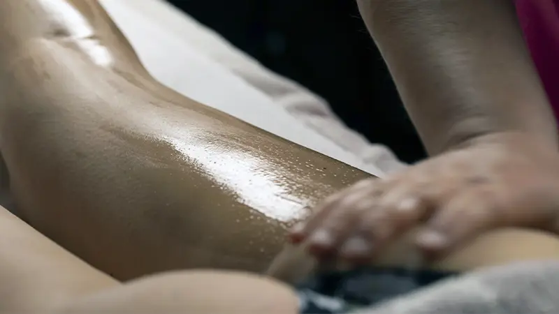 Massagem Tântrica – Prazer, Energia e Equilíbrio 1 Terapeuta aplicando técnica de massagem tântrica no Royal Therapy Spa.