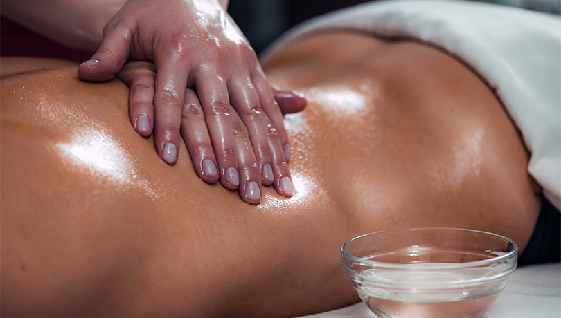 O que é Massagem Nuru e como funciona a técnica? 1 Técnica de massagem nuru com gel especial à base de algas.